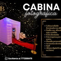 Invitados disfrutando de una celebración con Mor Booth