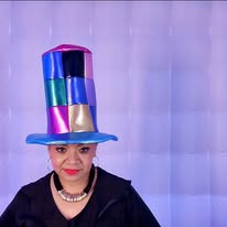 Invitada usando accesorios de fiesta