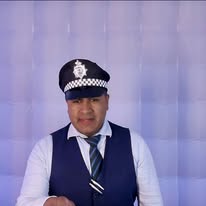 Invitado caracterizado con gorra