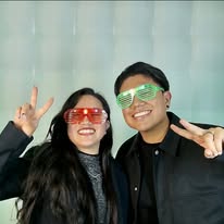 Pareja con lentes de fiesta