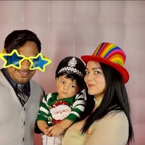 Familia utilizando accesorios de cabina fotográfica